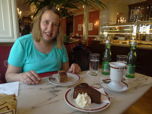Kurz vor der Rückfahrt nach Berchtesgaden, ging es noch zu Kaffee und Kuchen in das Hotel Sacher in der Schwarzstrasse in Salzburg. Für Andreas gab es 1 Original Sachertorte und einen kalten Kakao. Für Kaffee war es mir zu warm. 