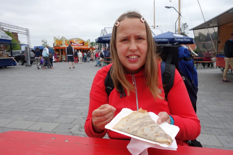 Genießen auf dem Fest: Christina freut sich über eine leckere Fischspezialität