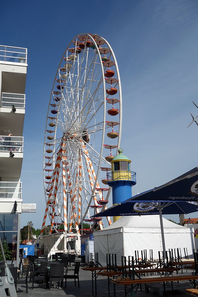 Das bunte Treiben auf dem Jahrmarkt mit einem großen Riesenrad während der Sprottentage
