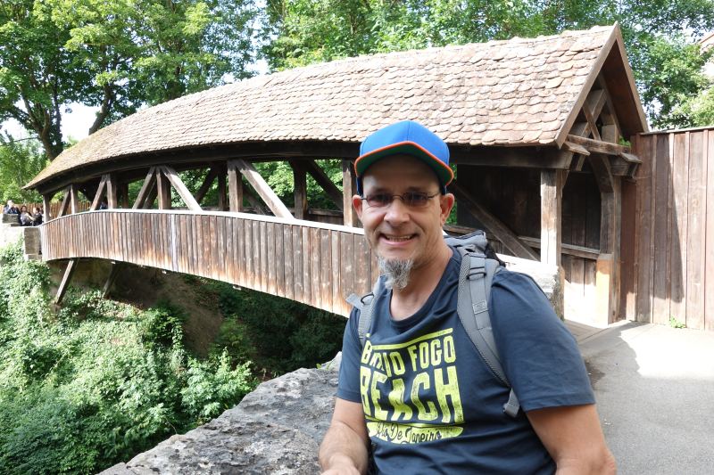 Weiter über den überdachten Wallgrabensteg und über die vom Taubertal hochführende Straße.