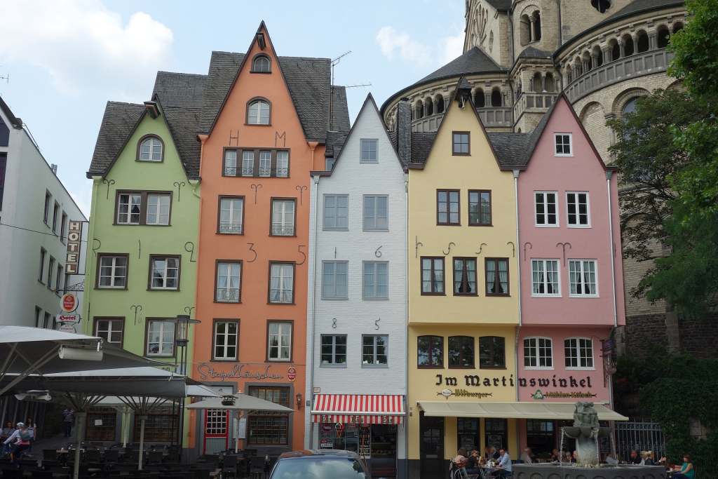 Enge Reihe historischer Häuserfassaden am Buttermarkt