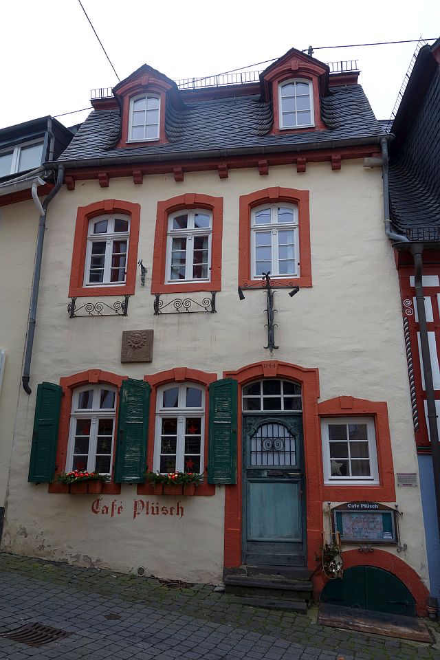 Die Fassade eines alten Gebäudes mit der Aufschrift „Alte Post“ und grünen Fensterläden