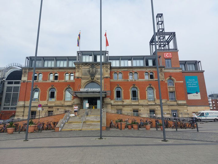 Die beeindruckende historische Fassade des Kieler Hauptbahnhofs am Bahnhofsvorplatz