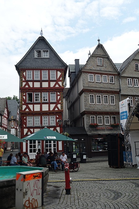 Prächtige, bunte Fachwerkhäuser am Marktplatz während des Sommerfestes in Herborn