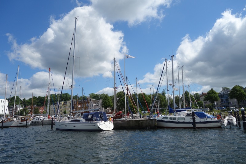 Blick vom Wasser auf die Häuserzeilen am Flensburger Hafen