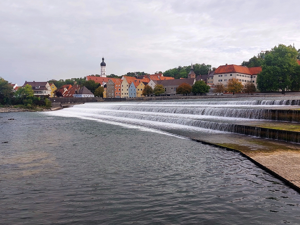 Panorama-Ansicht des breiten Lechwehrs in Landsberg am Lech unter bewölktem Himmel