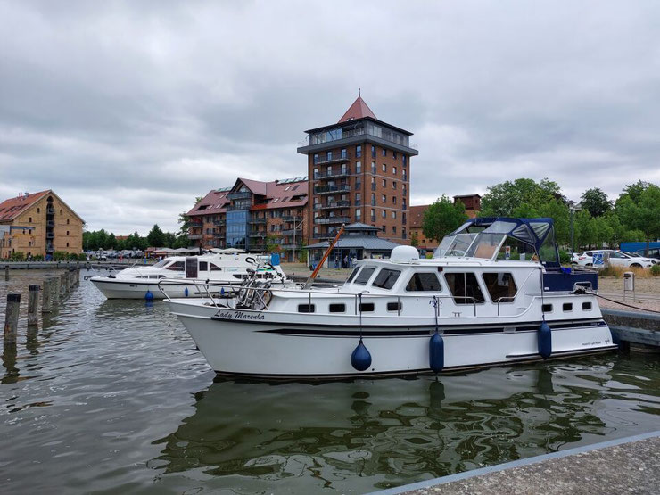 Ansicht des Hafens mit dem markanten historischen Getreidespeicher, der heute als Hotel und Restaurant dient