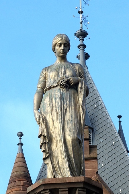 Goldene Statue auf einer der Turmspitzen des Schlosses