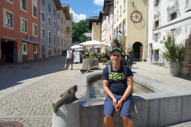 Ein schattiger Platz am Brunnen in der Berchtesgadener Altstadt