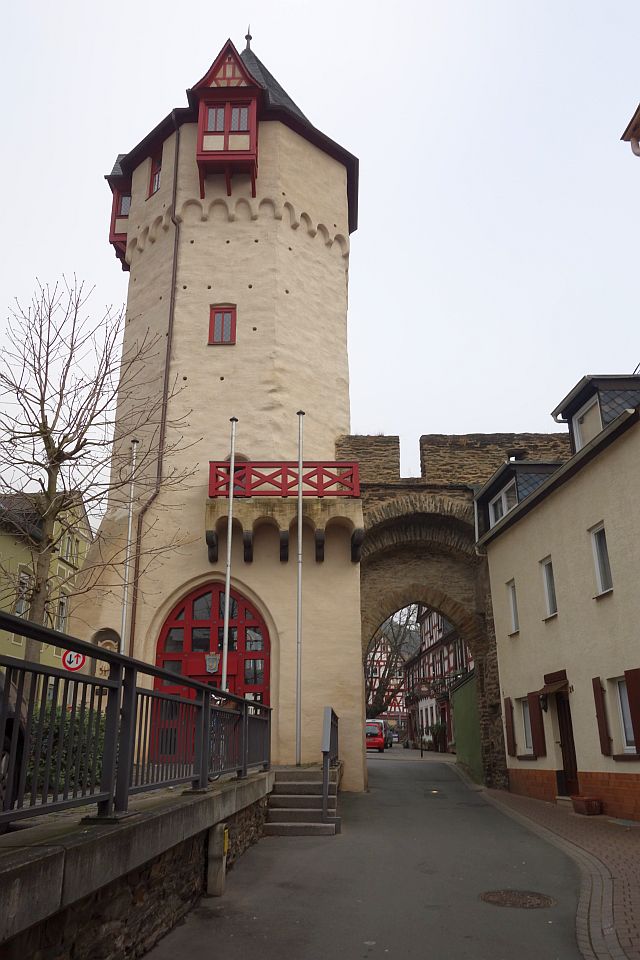 Das historische Stadttor von Braubach, das den Weg in die verwinkelten Gassen der Unterstadt weist