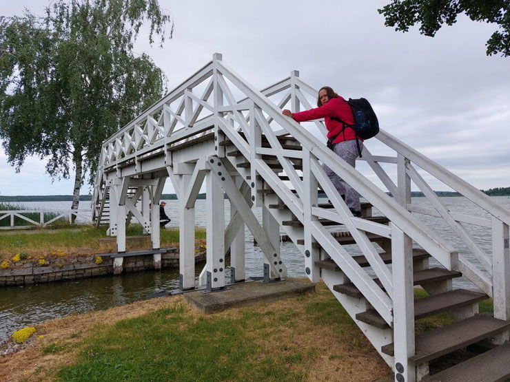 Weiße Holzbrücke an der Hafenpromenade