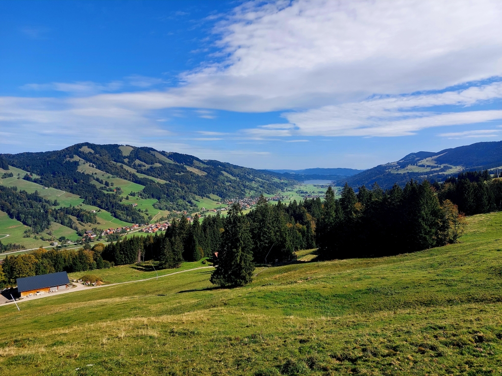 Ein Wanderweg, der sich am Hang entlang durch die Allgäuer Berge schlängelt