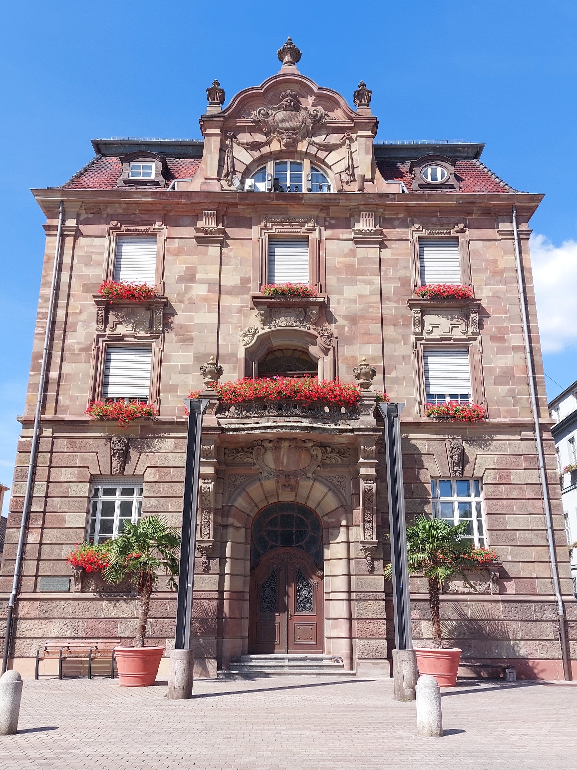 Das prächtige historische Rathaus von Speyer mit seiner kunstvollen Fassade