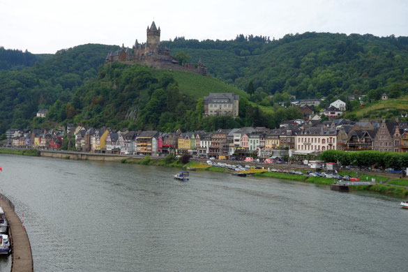 Blick auf Cochem mit der Reichsburg auf dem Hügel und dem Moselufer
