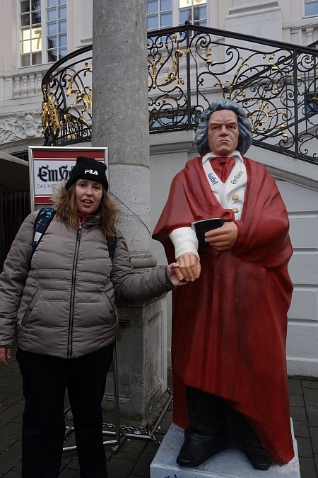 Christina posieren vor einer historischen Sehenswürdigkeit in Bonn