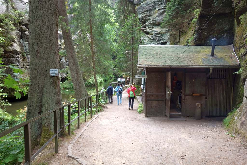 Start der entspannten Kahnfahrt auf der Kirnitzsch durch die schmale Felsenschlucht