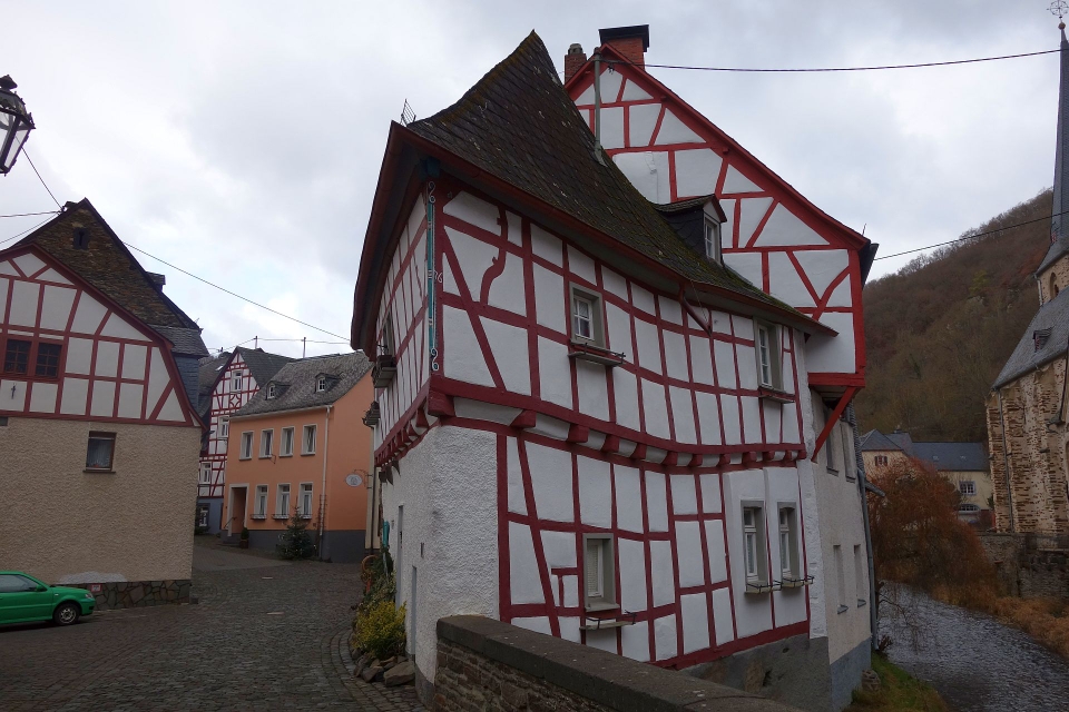 Ein markantes, schmales Fachwerkgebäude an einer Straßenecke in der Altstadt
