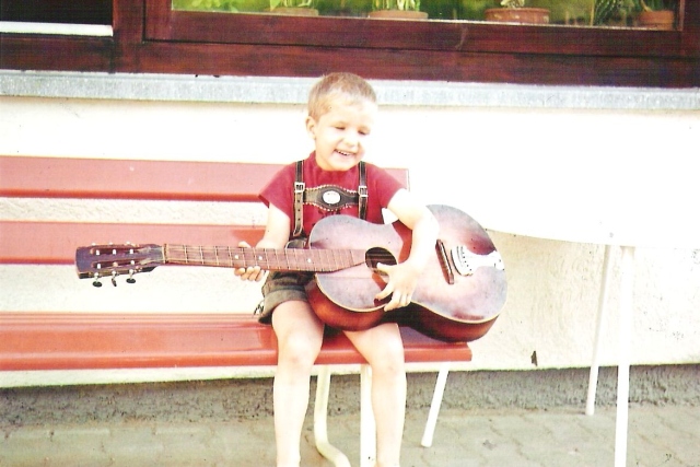 Kind spielt Gitarre 