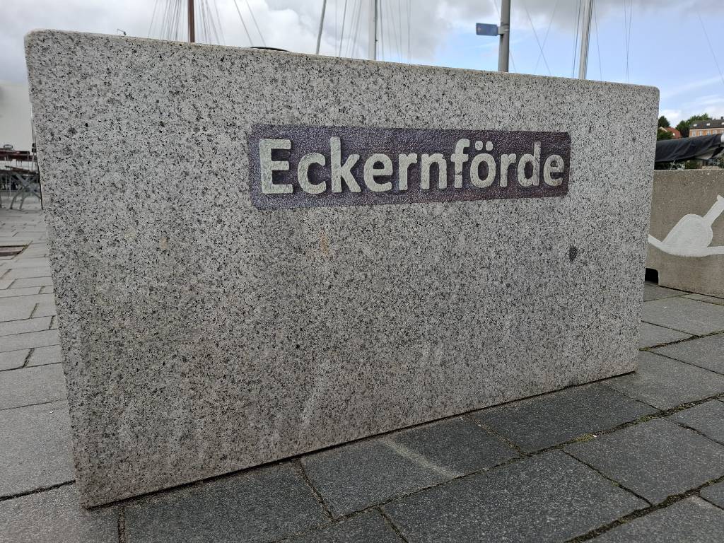 Nahaufnahme eines Gedenksteins am Hafen von Eckernförde