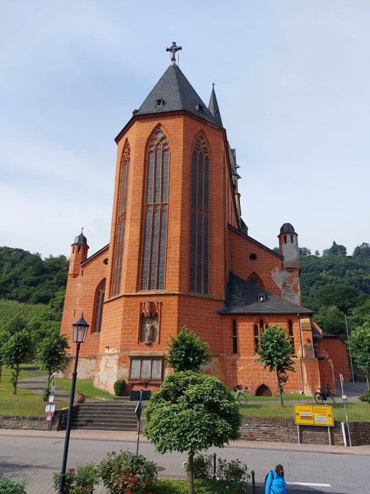 Die markante, rot leuchtende Fassade der gotischen Liebfrauenkirche, ein bedeutendes Wahrzeichen in der Altstadt