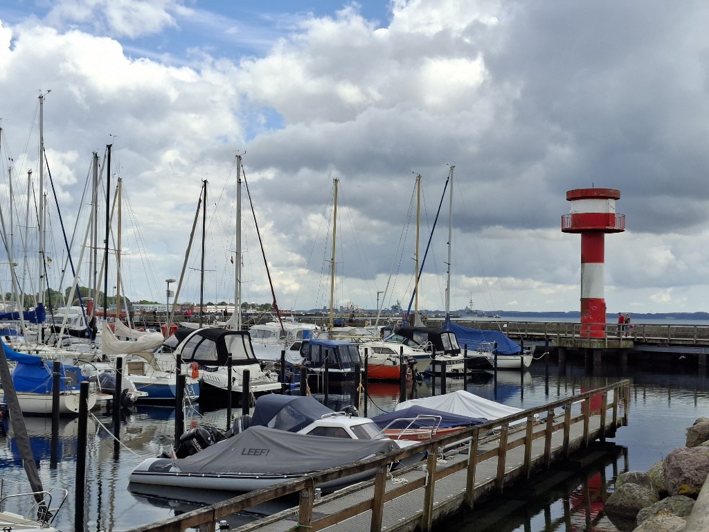 Zahlreiche Segelboote liegen im Hafen von Eckernförde vor Anker