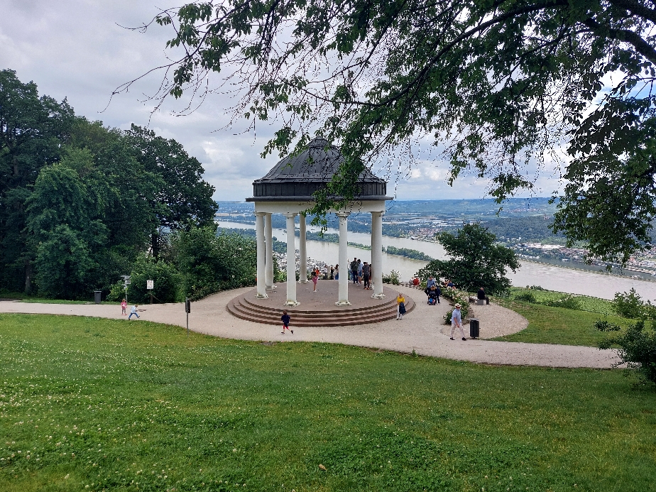 Der historische Niederwaldtempel, ein klassizistischer Aussichtspunkt inmitten der Parkanlagen oberhalb von Rüdesheim