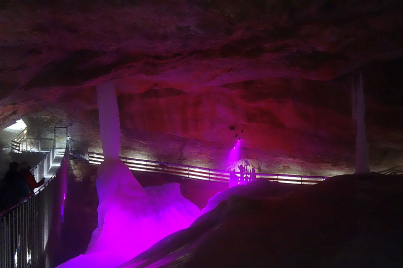 Mystische Lichtspiele auf den Eiswänden in violetten und blauen Farbtönen