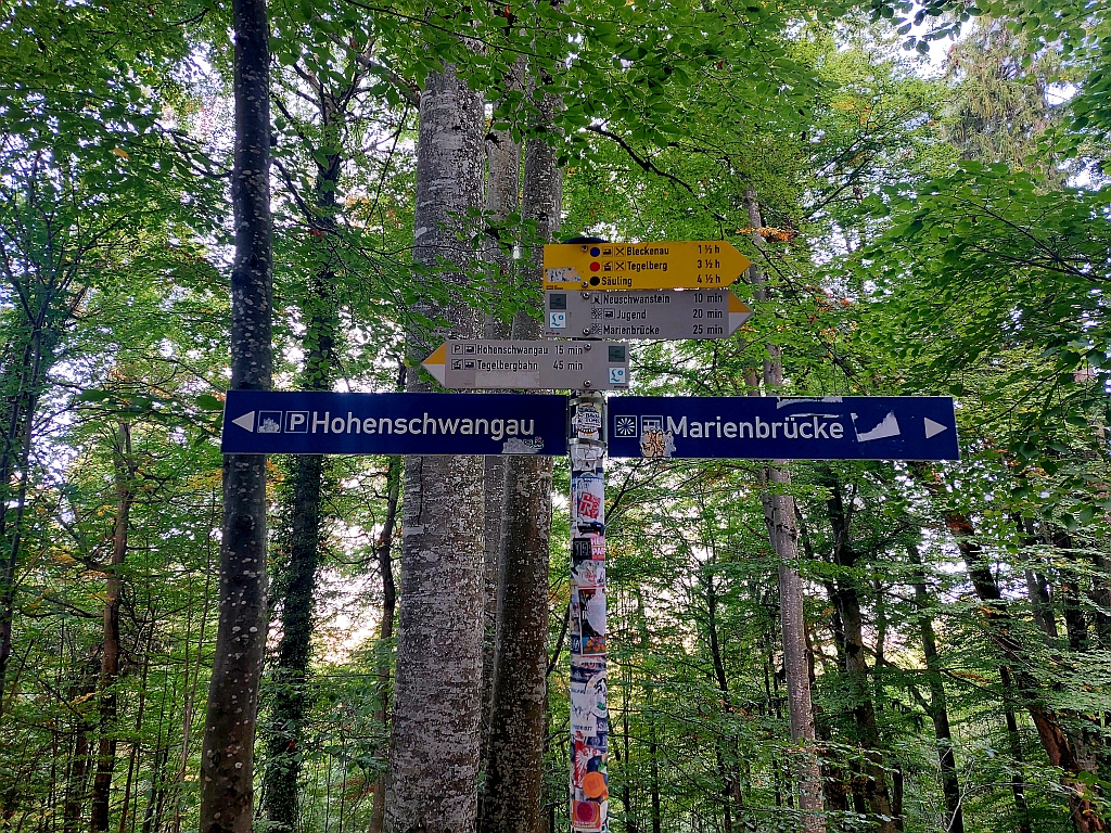 Wegweiser an der Marienbrücke mit Blickrichtung Schloss Neuschwanstein