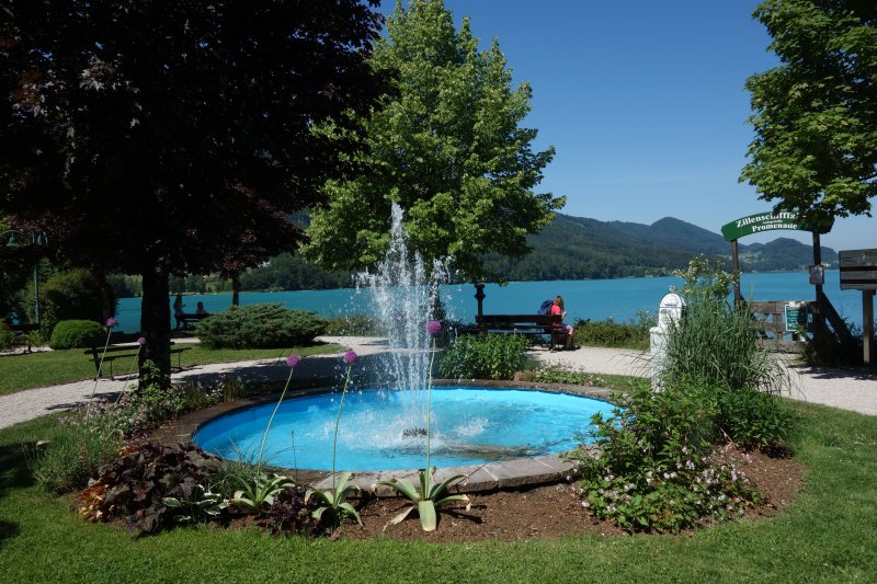 Ein idyllischer Springbrunnen im Zentrum von Fuschl am See