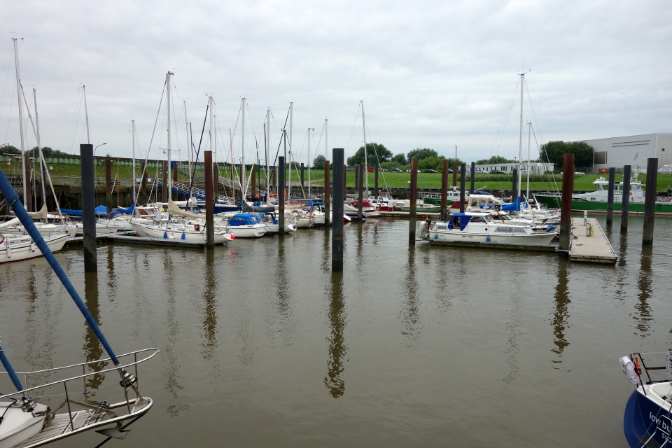 Segelboote liegen ruhig im Glückstädter Hafen am Kai