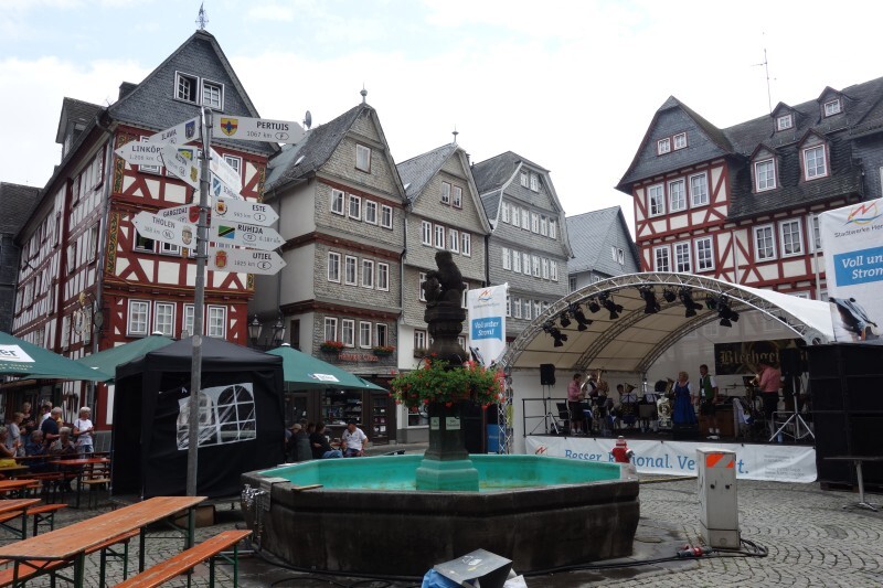 Viele Besucher genießen die Atmosphäre an den Tischen des Sommerfestes auf dem Marktplatz