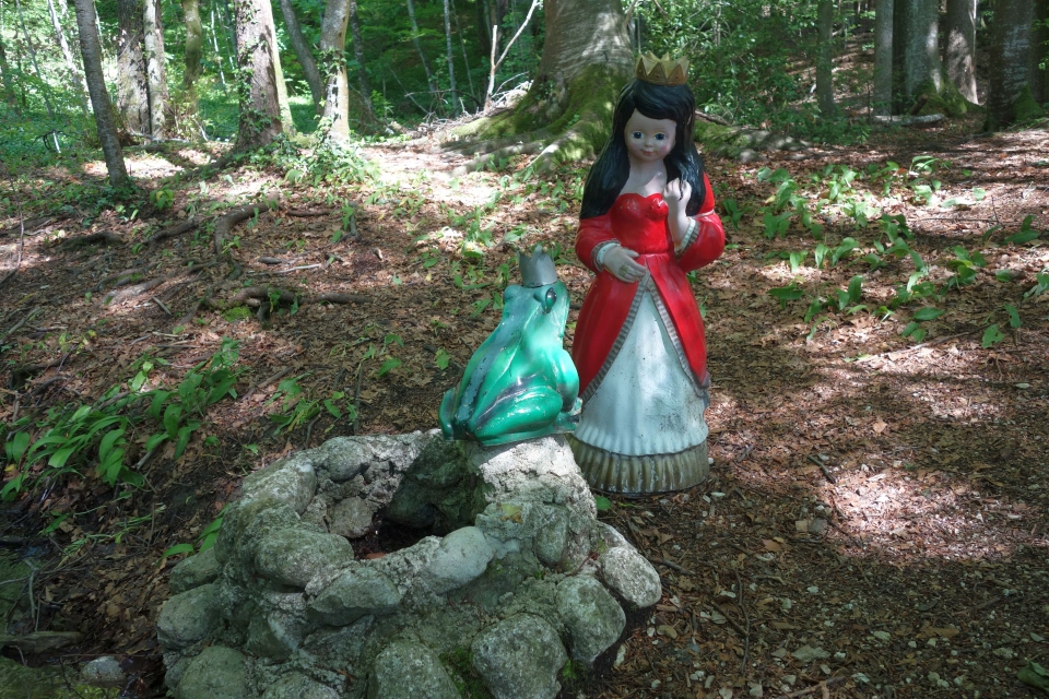 Märchenfigur mit Frau Märchenwald nähe Attersee