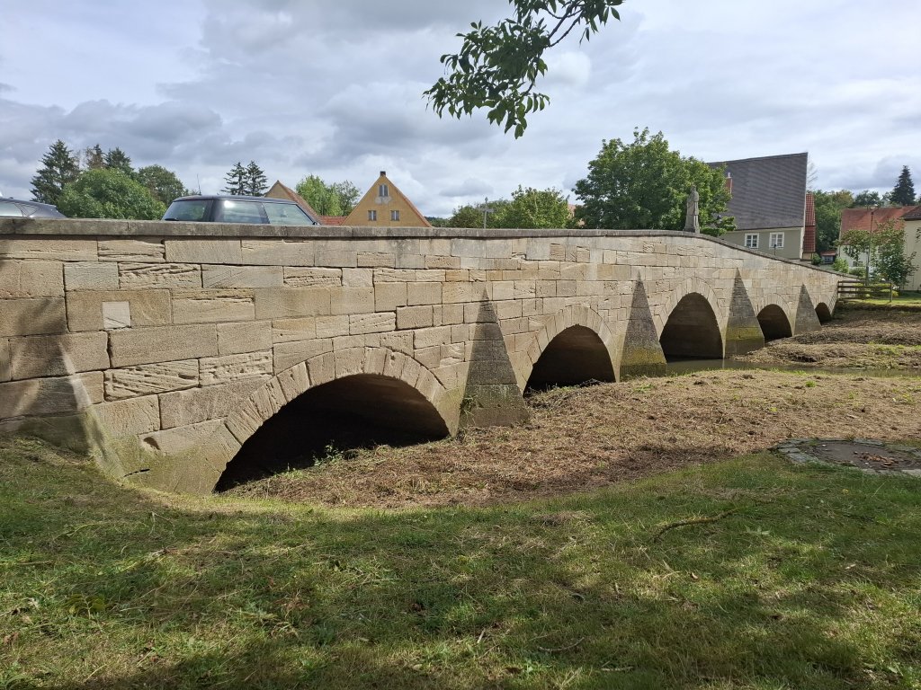 Steinerne Brücke über ein Gewässer in Pleinfeld