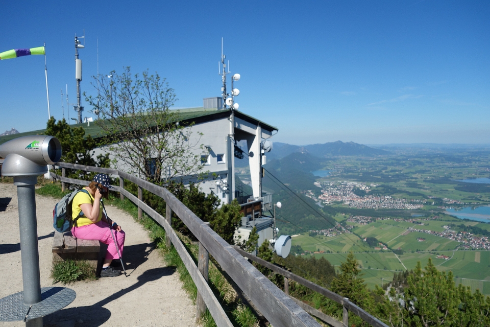 Blick von der Bergstation auf die steilen, felsigen Hänge des Tegelbergs