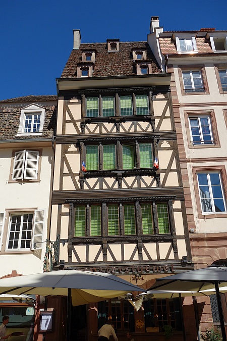 Typische Architektur im Viertel Petite France mit direkt am Wasser gelegenen, blumengeschmückten Fachwerkhäusern