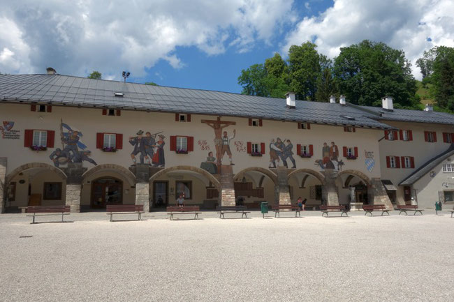 Der weitläufige Schlossplatz mit seinen historischen Arkadengängen