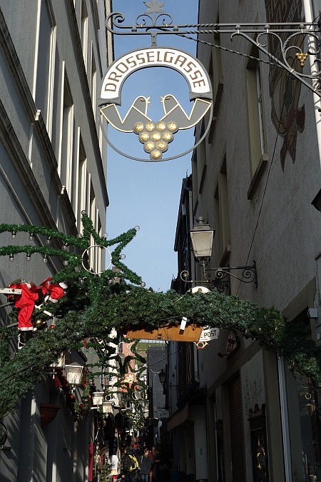 Die berühmte Drosselgasse mit ihrer charmanten Weihnachtsdekoration und Schildern