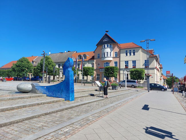 Offener Marktplatz mit Gebäuden im Stadtzentrum