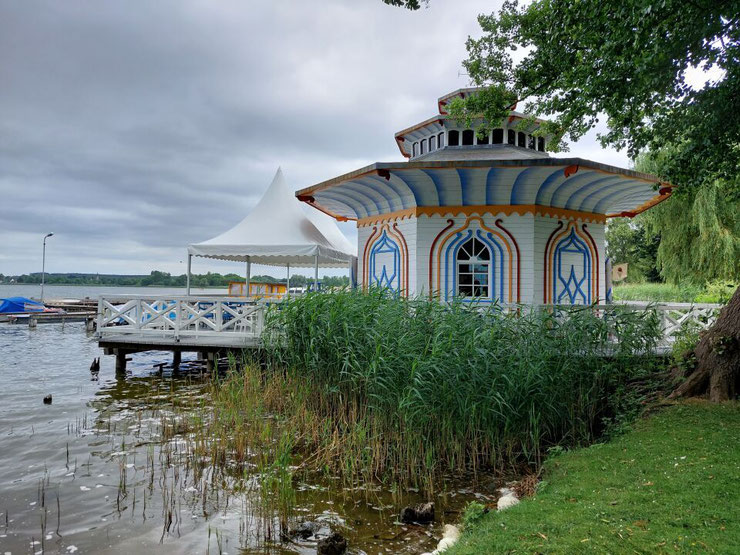 Der historische achteckige Pavillon im chinesischen Stil direkt am Wasser, heute als Sommercafé genutzt