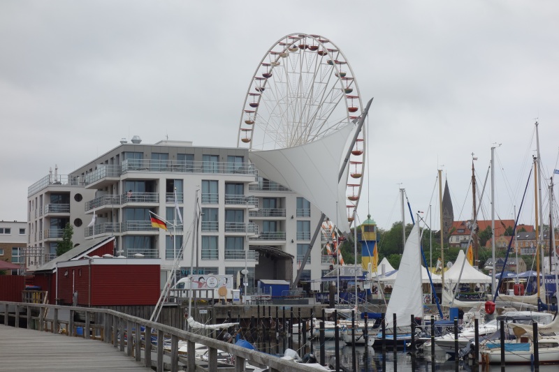 Blick auf das weiße Riesenrad vor der modernen Kulisse am Hafen von Eckernförde.