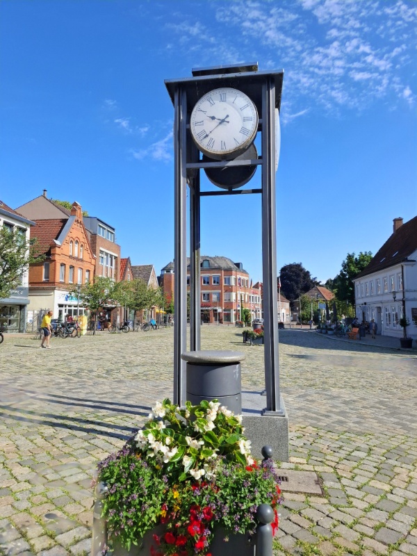 historische Turmuhr befindet sich auf dem Marktplatz von Preetz