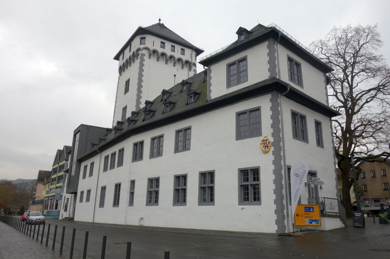 Das kurfürstliche Schloss in Boppard, ein imposanter weißer Bau mit dunklem Dach direkt am Flussufer