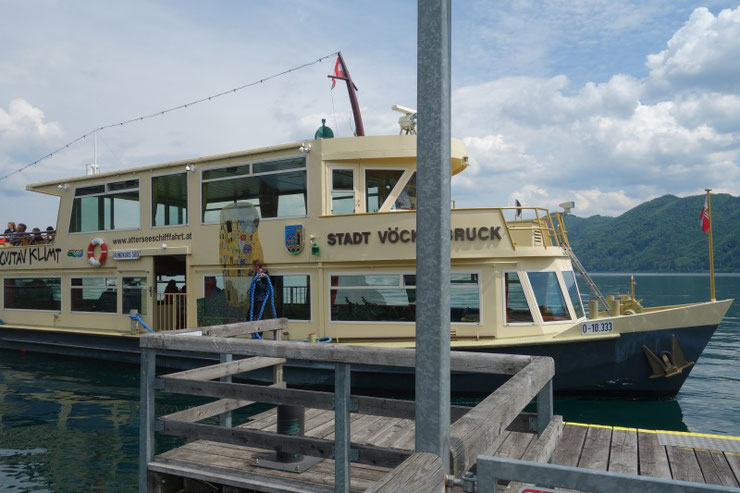 Blick vom Steg auf ein Fahrgastschiff der Attersee-Schifffahrt bei der Rückreise nach Unterach