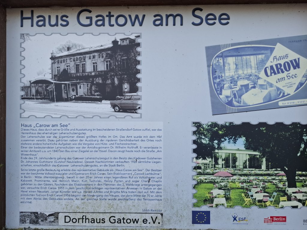Infotafel vom Dorfhaus Gatow e.V. zur Geschichte von Haus Carow am See mit historischen Fotos und Text