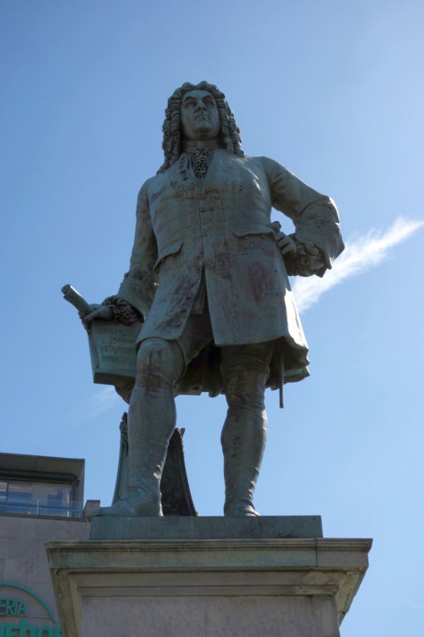 Das imposante Händel-Denkmal auf dem Marktplatz zu Ehren des Komponisten