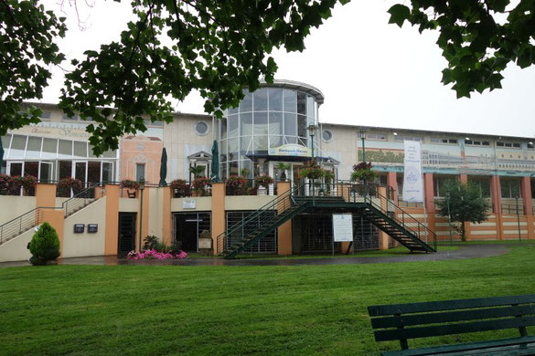 Die Fassade der Kristall Rheinpark-Therme in Bad Hönningen mit Außenbereich