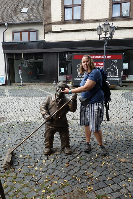 Ein entspanntes Foto von Andreas beim Erkunden der Sehenswürdigkeiten in Herborn