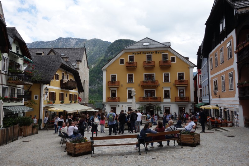 Besucher bummeln durch die malerischen, engen Straßen des Weltkulturerbe-Ortes