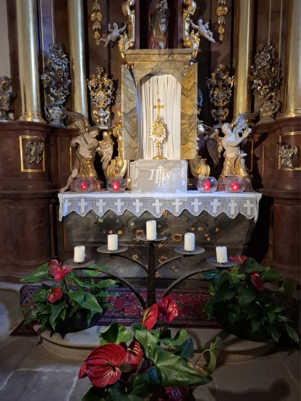 Nahaufnahme des Altars in der Kirche von Kloster Banz