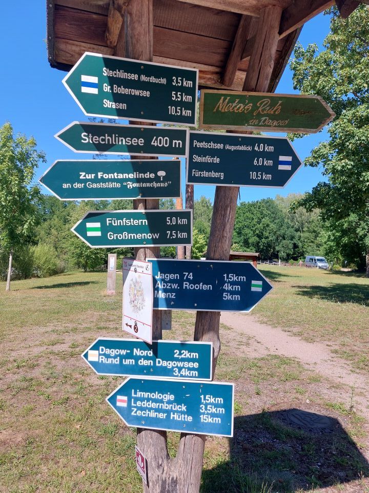 Ein blauer Wegweiser für Wanderer in der Natur rund um Gransee